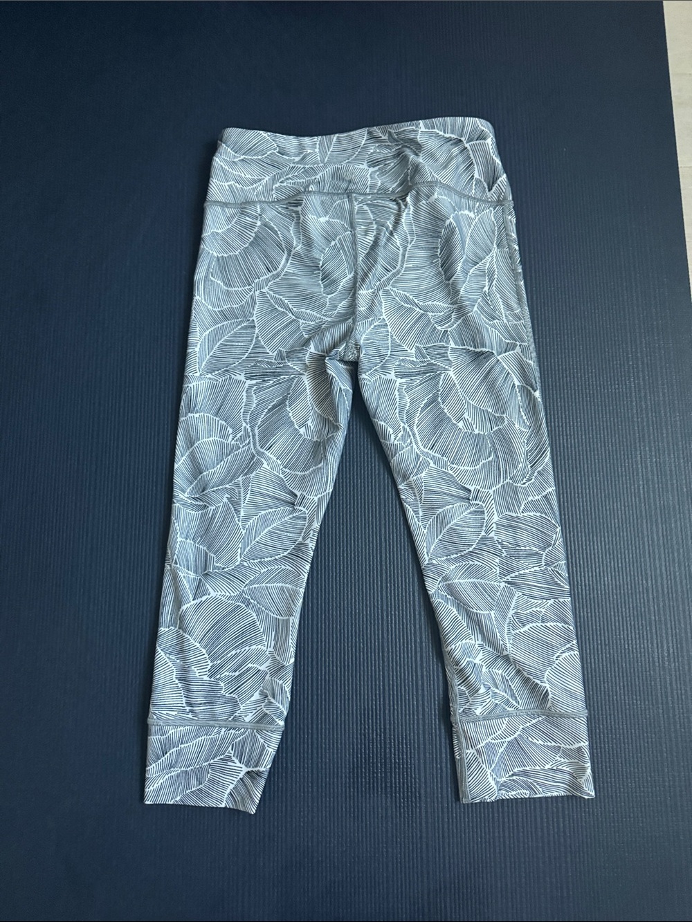 GAP Grey Floral-Print Capris with Drawstring Waist, Medium - Picture 6 of 7